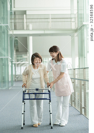 介護 リハビリ 病院 介護士  医療イメージ 32568596