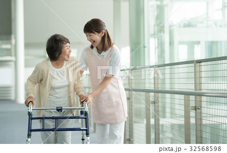 介護 リハビリ 病院 介護士  医療イメージ 32568598