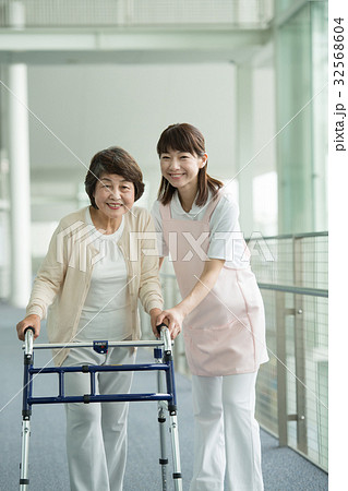 介護 リハビリ 病院 介護士  医療イメージ 32568604