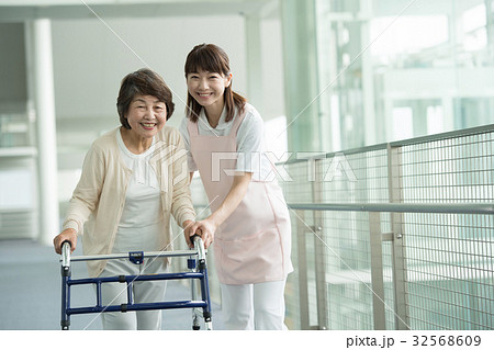 介護 リハビリ 病院 介護士  医療イメージ 32568609
