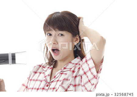 寝ぐせ直しの女性 32568745