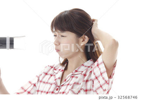 寝ぐせ直しの女性 32568746