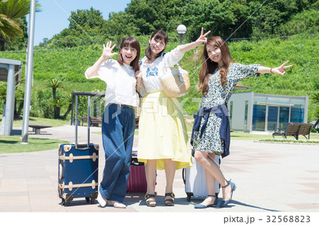 女子旅　笑顔の女性3人 32568823