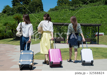 女子旅　キャリーバッグを引く女性 32568824