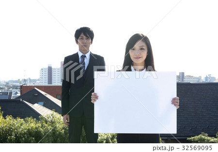東京バックでパネルを持つビジネスウーマンとビジネスマン 32569095