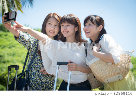 女子旅　自撮り　女性3人 32569116