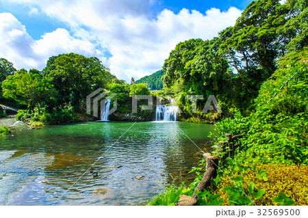 新緑の轟の滝　佐賀県嬉野市 32569500