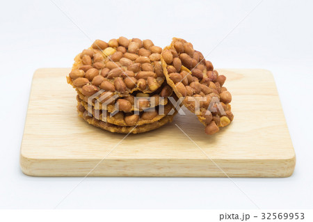 Fried sweet peanut on wooden board 32569953