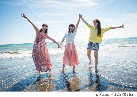 女子旅 南国リゾート 女性3人の写真素材