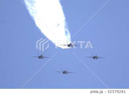 煙を引きながらアクロバット飛行する米海軍ブルーエンジェルスのF/A-18ホーネット戦闘攻撃機の編隊 煙を引きながらアクロバット飛行する米海軍ブルーエンジェルスのF/A-18ホーネット戦闘攻撃機の編隊 32570281