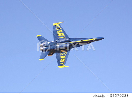 アクロバット飛行する米海軍ブルーエンジェルスのFA-18Cホーネット戦闘攻撃機 アクロバット飛行する米海軍ブルーエンジェルスのFA-18Cホーネット戦闘攻撃機 32570283