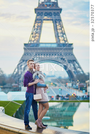 Couple near the Eiffel tower in Paris 32570377