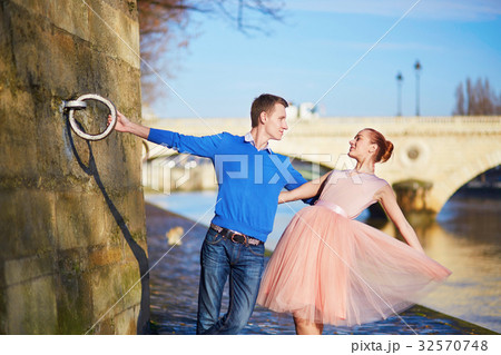 Romantic couple in Paris, France 32570748