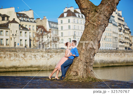 Romantic couple on the Seine embankment in Paris, France 32570767