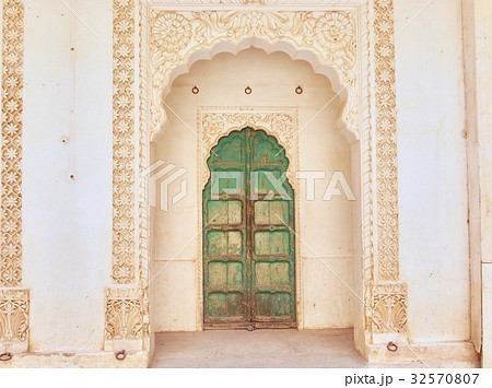 インド ジョードプル メヘラーンガル砦の扉 インド ジョードプル メヘラーンガル砦の扉 32570807