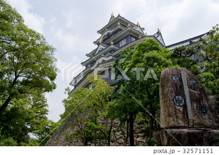 岡山城の天守と碑 岡山城の天守と碑 32571151