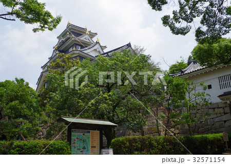 岡山城の天守と碑 32571154