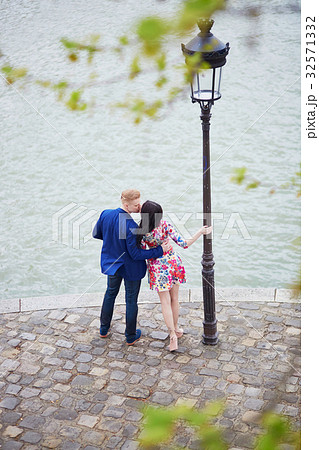 Romantic couple in Paris near the Seine Romantic couple in Paris near the Seine 32571332