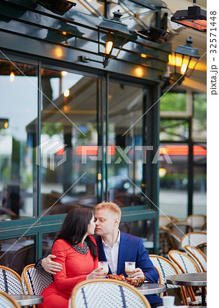 Happy romantic couple in Paris Happy romantic couple in Paris 32571448