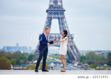 Happy romantic couple in Paris 32571455