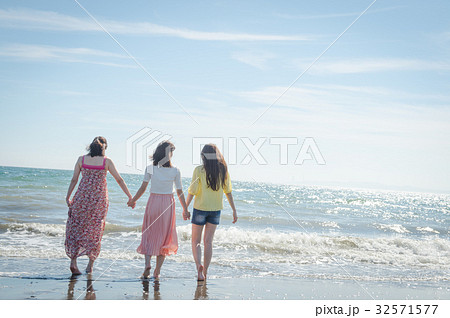 女子旅　南国バカンス　女性3人 32571577