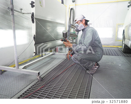塗装作業をする作業員 32571880