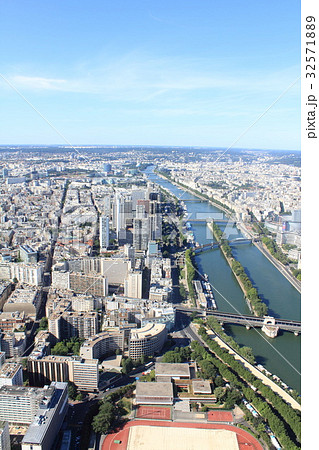 エッフェル塔からみた白鳥の島とセーヌ川 エッフェル塔からみた白鳥の島とセーヌ川 32571889