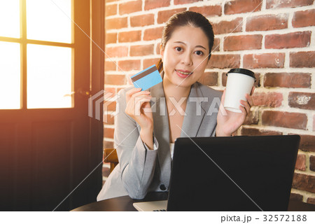 Business woman buy with credit card 32572188