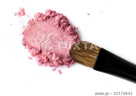 Broken pink eye shadow and brush isolated on white Broken pink eye shadow and brush isolated on white 32573632