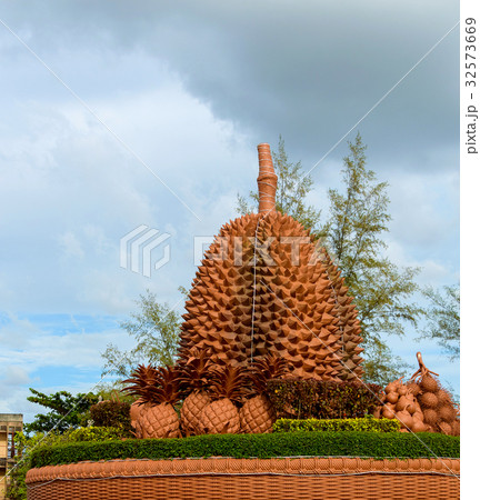 Big durian monument 32573669