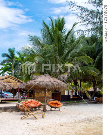 Beautiful tropical beach 32573679