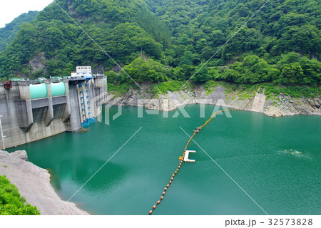 秩父湖の水位　取水制限中　2017年7月下旬　ダムと山とフロート d 32573828