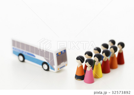 バス　通勤　出勤　出かける　送迎　生徒　学生　車　自動車　白バック　乗り物 32573892
