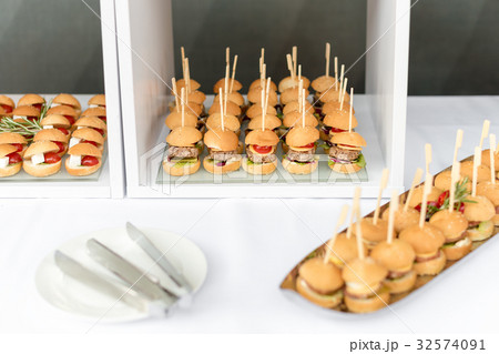 Mini hamburgers, finger food, mini burgers, party Mini hamburgers, finger food, mini burgers, party 32574091