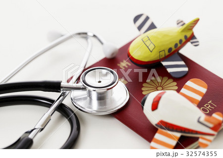医師添乗　トラベルドクター　空飛ぶドクター　空港　医療　医師　医者　ドクター 32574355