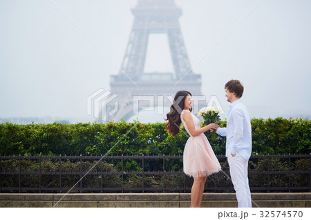 Romantic couple together in Paris 32574570