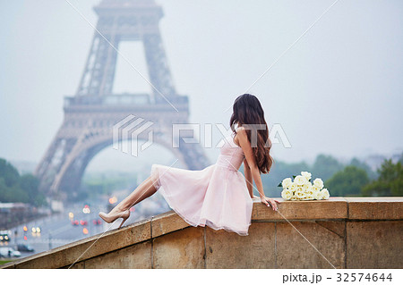 Parisian woman in front of the Eiffel tower 32574644