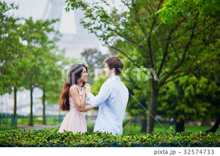 Romantic couple together in Paris 32574733