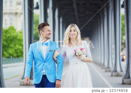 Just married couple in Paris, France Just married couple in Paris, France 32574958