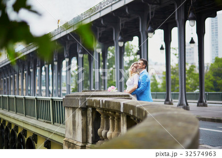 Just married couple in Paris, France Just married couple in Paris, France 32574963