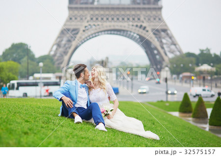 Just married couple near the Eiffel tower in Paris 32575157