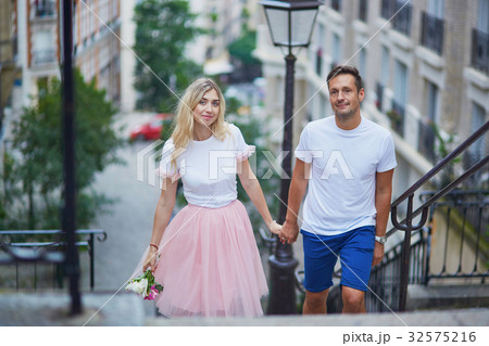 Couple on Montmartre in Paris, France 32575216