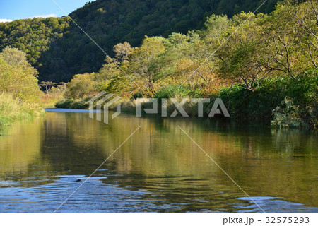 秋の紅葉が始まった山の麓を流れる川の風景を撮影 秋の紅葉が始まった山の麓を流れる川の風景を撮影 32575293