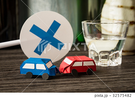 飲酒運転　酒気帯び運転　交通事故　バツ　酒酔い運転　アルコール 32575482