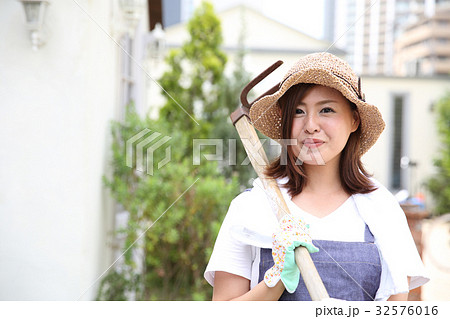 家庭菜園を楽しむ女性 家庭菜園を楽しむ女性 32576016