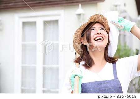 家庭菜園を楽しむ女性 32576018