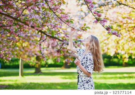 Beautiful young woman in blooming spring park 32577114