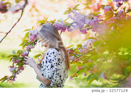 Beautiful young woman in blooming spring park Beautiful young woman in blooming spring park 32577129