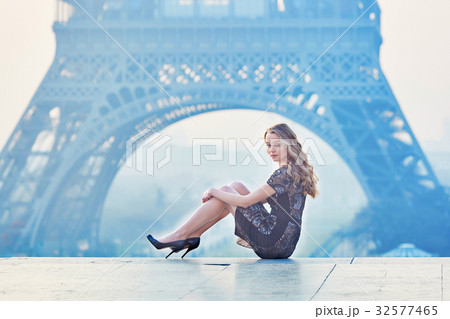 Beautiful elegant Parisian woman near the Eiffel tower Beautiful elegant Parisian woman near the Eiffel tower 32577465