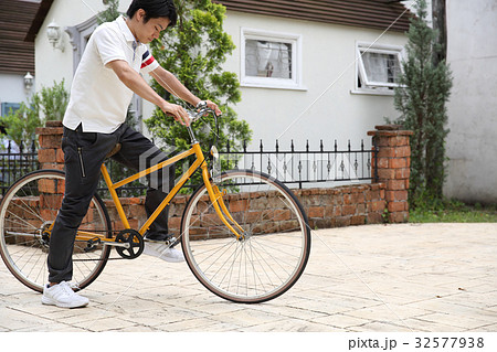 自転車を乗る男性 自転車を乗る男性 32577938